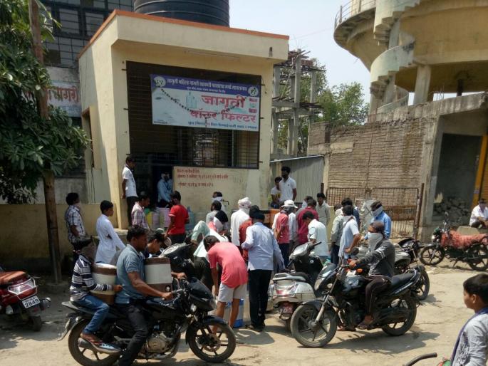 Corona Virus In Beed : Majalgaon citizens have faces the water scarcity in curfew | Corona virus In Beed : माजलगावकरांना संचारबंदीत करावा लागतेय पाण्यासाठी भटकंती Corona Virus In Beed : Majalgaon citizens have faces the water scarcity in curfew | Corona virus In Beed : माजलगावकरांना संचारबंदीत करावा लागतेय पाण्यासाठी भटकंती