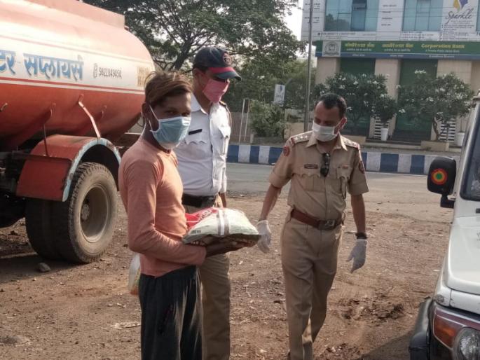 Home-made food for street families; Kondhwa traffic police activities | घरून आणलेल्या डब्यातला घास रस्त्यावरील कुटुंबांना ; कोंढवा वाहतूक पोलिसांचा उपक्रम Home-made food for street families; Kondhwa traffic police activities | घरून आणलेल्या डब्यातला घास रस्त्यावरील कुटुंबांना ; कोंढवा वाहतूक पोलिसांचा उपक्रम