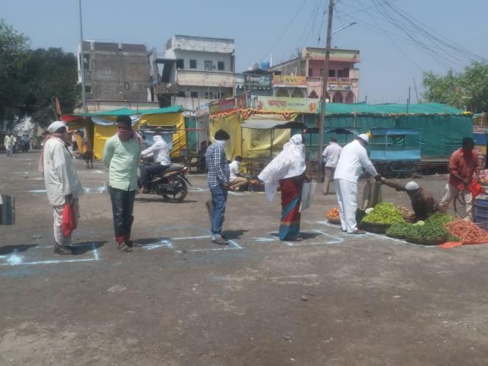 Corona Virus In Beed: Communication with proper planning slows down the crowd during leisure time; Administration success in Dharur | Corona Virus In Beed : धारूरमध्ये सोशल डिस्टनसिंगच्या प्रभावी अंमलबजावणीने गर्दी आटोक्यात;प्रशासनाच्या नियोजनास यश Corona Virus In Beed: Communication with proper planning slows down the crowd during leisure time; Administration success in Dharur | Corona Virus In Beed : धारूरमध्ये सोशल डिस्टनसिंगच्या प्रभावी अंमलबजावणीने गर्दी आटोक्यात;प्रशासनाच्या नियोजनास यश