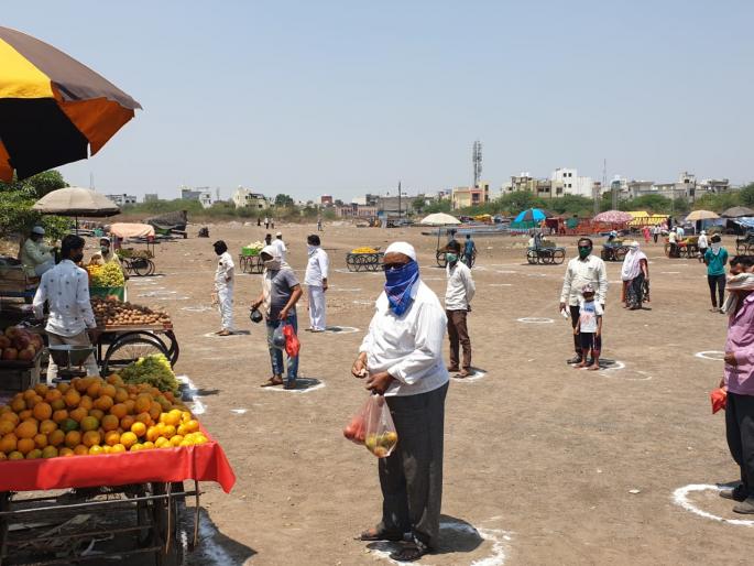 In Parli Neatly pursuing social distancing; Must-have items available in the street easily | परळीत सोशल डिस्टन्सिंगचे चोखपणे पालन; जीवनावश्यक वस्तू झाल्या सहज उपलब्ध!