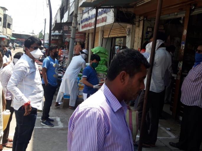 Traders who sell essential goods at high prices will have their license revoked | अत्यावश्यक वस्तु चढया भावाने विक्री करणाऱ्या व्यापाऱ्यांचा परवाना रद्द होणार Traders who sell essential goods at high prices will have their license revoked | अत्यावश्यक वस्तु चढया भावाने विक्री करणाऱ्या व्यापाऱ्यांचा परवाना रद्द होणार