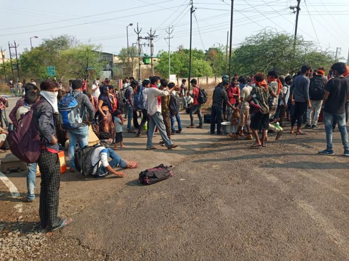 Corona Virus: 'Let us go home'; Hundreds of Rajasthani laborers suddenly came out on the streets to create confusion | Corona Virus : 'आम्हाला घरी जाऊ द्या'; शेकडो राजस्थानी मजुर अचानक रस्त्यावर आल्याने उडाला गोंधळ Corona Virus: 'Let us go home'; Hundreds of Rajasthani laborers suddenly came out on the streets to create confusion | Corona Virus : 'आम्हाला घरी जाऊ द्या'; शेकडो राजस्थानी मजुर अचानक रस्त्यावर आल्याने उडाला गोंधळ