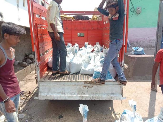 Corona Virus: Helping youth in begging; Allotment of essential commodities made to sail wanderers. | Corona Virus : भिक्षा मागून तरूणांनी जमवली मदत; पालावरील भटक्यांना केले जीवनावश्यक वस्तुंचे वाटप Corona Virus: Helping youth in begging; Allotment of essential commodities made to sail wanderers. | Corona Virus : भिक्षा मागून तरूणांनी जमवली मदत; पालावरील भटक्यांना केले जीवनावश्यक वस्तुंचे वाटप