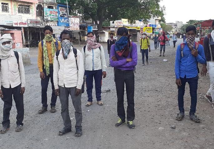 Corona Virus: Loboures Groups going towards home by walking from Kaij to Uttar Pradesh,Bihar | Corona Virus : तांडा चालला;भुकेने व्याकुळ परप्रांतीय मजूर पायी निघाले घराकडे Corona Virus: Loboures Groups going towards home by walking from Kaij to Uttar Pradesh,Bihar | Corona Virus : तांडा चालला;भुकेने व्याकुळ परप्रांतीय मजूर पायी निघाले घराकडे