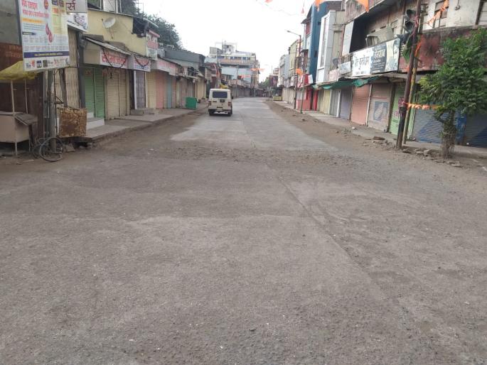 Corona Virus: congratulations Parali Citizens ! Not a single citizen came to the streets all day supporting the administration | Corona Virus : शाब्बास परळीकर! प्रशासनाला सहकार्य करत दिवसभर एकही नागरिक आला नाही रस्त्यावर Corona Virus: congratulations Parali Citizens ! Not a single citizen came to the streets all day supporting the administration | Corona Virus : शाब्बास परळीकर! प्रशासनाला सहकार्य करत दिवसभर एकही नागरिक आला नाही रस्त्यावर