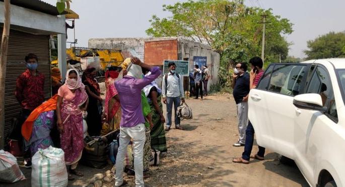 Wardha district collectors stopped 34 workers leaving for Balaghat | Corona Virus in Wardha; बालाघाटला निघालेल्या ३४ कामगारांना वर्ध्याच्या जिल्हाधिकाऱ्यांनी थांबवले Wardha district collectors stopped 34 workers leaving for Balaghat | Corona Virus in Wardha; बालाघाटला निघालेल्या ३४ कामगारांना वर्ध्याच्या जिल्हाधिकाऱ्यांनी थांबवले