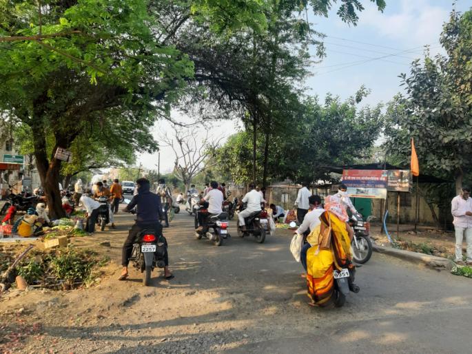 CoronaVirus: Vehicle ban Fars in Beed; Police orders on paper | CoronaVirus : बीडमध्ये वाहनबंदीचा फार्स; पोलिसांचे आदेश कागदावरच CoronaVirus: Vehicle ban Fars in Beed; Police orders on paper | CoronaVirus : बीडमध्ये वाहनबंदीचा फार्स; पोलिसांचे आदेश कागदावरच