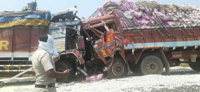 Two trucks of cargo collide ; One killed | मालवाहतूक करणाऱ्या दोन ट्रकची अमोरासमोर धडक; एक ठार