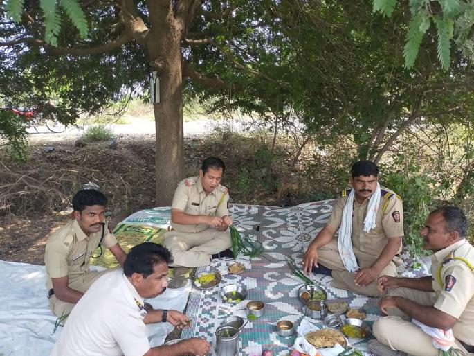 Corona Virus: 'Don't want to go without food';on duty police feels love of farmer | Corona Virus : 'जेवल्याशिवाय जायचे नाही'; कर्तव्यावर असणाऱ्या पोलिसांनी अनुभवली शेतकऱ्याची माया Corona Virus: 'Don't want to go without food';on duty police feels love of farmer | Corona Virus : 'जेवल्याशिवाय जायचे नाही'; कर्तव्यावर असणाऱ्या पोलिसांनी अनुभवली शेतकऱ्याची माया