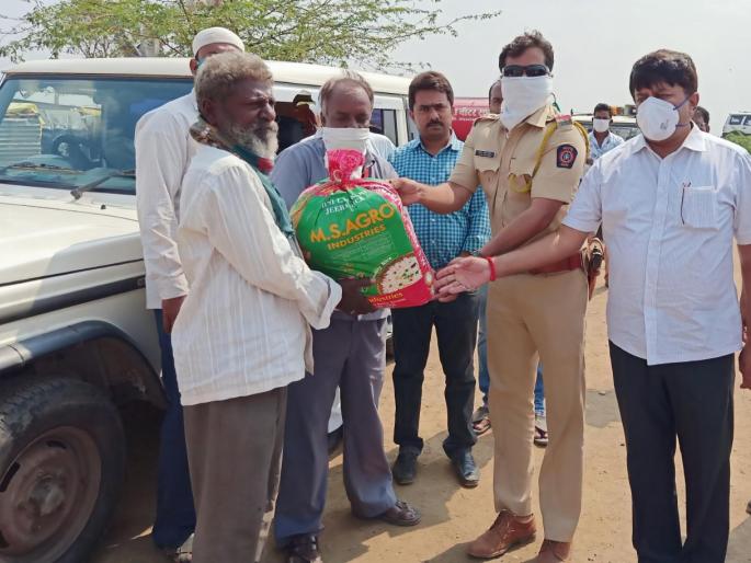 CoronaVirus: Vijayanath Devasthan Trust distributes daily need to families | CoronaVirus : वैजनाथ देवस्थान ट्रस्टतर्फे भटक्या कुटूंबियांना मदतीचा हात CoronaVirus: Vijayanath Devasthan Trust distributes daily need to families | CoronaVirus : वैजनाथ देवस्थान ट्रस्टतर्फे भटक्या कुटूंबियांना मदतीचा हात