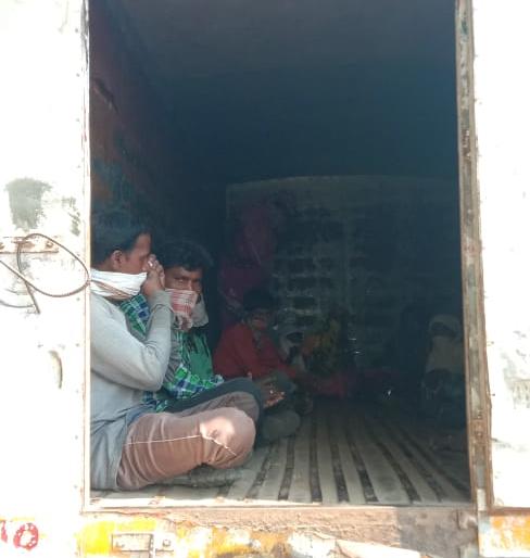 CoronaVirus: Shocking! 40 laborers who migrated from milk tempo are in police custody | CoronaVirus : धक्कादायक ! दुधाच्या टेम्पोमधून स्थलांतर करणारे ४० मजूर पोलिसांच्या ताब्यात CoronaVirus: Shocking! 40 laborers who migrated from milk tempo are in police custody | CoronaVirus : धक्कादायक ! दुधाच्या टेम्पोमधून स्थलांतर करणारे ४० मजूर पोलिसांच्या ताब्यात