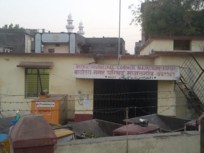 CoronaVirua : fraud in bogus ID cards of essential goods in Majalgaon Nagarpalika | CoronaVirus : कोणीही यावे ओळखपत्र घ्यावे, माजलगाव नगरपालिकेतुन शेकडो पासचे वाटप ? CoronaVirua : fraud in bogus ID cards of essential goods in Majalgaon Nagarpalika | CoronaVirus : कोणीही यावे ओळखपत्र घ्यावे, माजलगाव नगरपालिकेतुन शेकडो पासचे वाटप ?