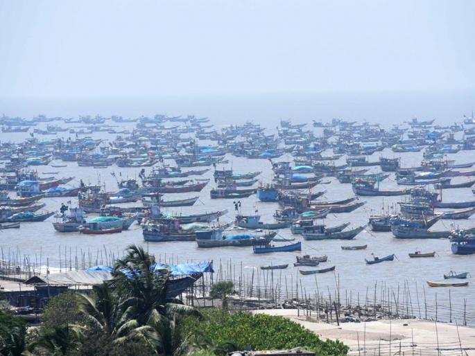 CoronaVirus in Thane: Lockdown fisherman hits, stop fishing | CoronaVirus in Thane : लॉकडाऊनचा कोळी बांधवांना फटका, मासेमारी बंद CoronaVirus in Thane: Lockdown fisherman hits, stop fishing | CoronaVirus in Thane : लॉकडाऊनचा कोळी बांधवांना फटका, मासेमारी बंद
