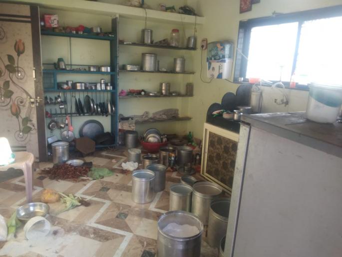 Thieves stole grocery items, not jewelry in Verul | दागिने नाही तर घरफोडीकरून चोरट्यांनी किराणा सामान पळवले Thieves stole grocery items, not jewelry in Verul | दागिने नाही तर घरफोडीकरून चोरट्यांनी किराणा सामान पळवले