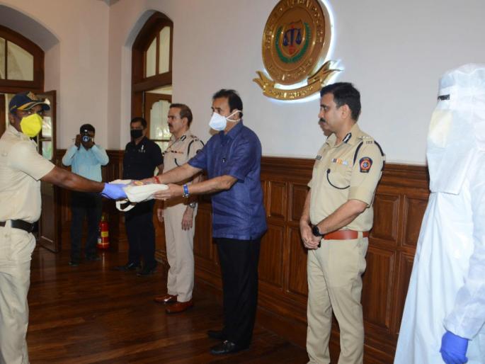 Coronavirus 10000 security kits distributed to Mumbai police SSS | Coronavirus : मुंबई पोलिसांना १० हजार सुरक्षा किटचे वाटप Coronavirus 10000 security kits distributed to Mumbai police SSS | Coronavirus : मुंबई पोलिसांना १० हजार सुरक्षा किटचे वाटप