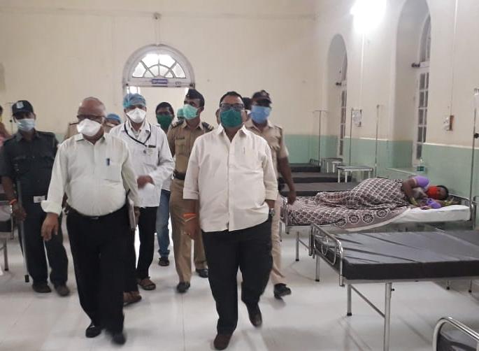 Corona in kolhapur: 227 state-of-the-art 581-Collector in 15 shelters | Corona in kolhapur : 15 निवारागृहांमध्ये राज्यातील 227, परराज्यातील 581-जिल्हाधिकारी Corona in kolhapur: 227 state-of-the-art 581-Collector in 15 shelters | Corona in kolhapur : 15 निवारागृहांमध्ये राज्यातील 227, परराज्यातील 581-जिल्हाधिकारी