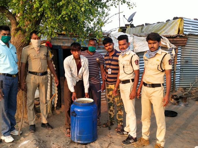 CoronaVirus: Police raid illicit liquor base in Dharur | CoronaVirus : लॉकडाऊनमध्ये तळीरामांची सोय करणाऱ्या अवैध दारूविक्री अड्ड्यावर पोलिसांची धाड CoronaVirus: Police raid illicit liquor base in Dharur | CoronaVirus : लॉकडाऊनमध्ये तळीरामांची सोय करणाऱ्या अवैध दारूविक्री अड्ड्यावर पोलिसांची धाड