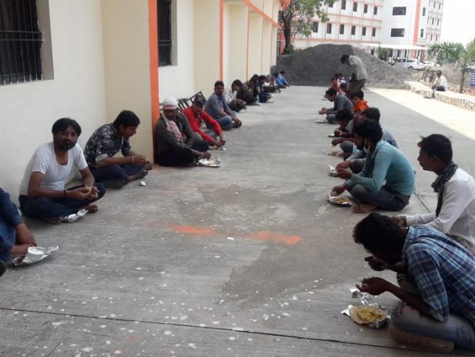CoronaVirus: Balapur village helps other states laborers; the villagers feeds 100 people a day | CoronaVirus : परप्रातीय मजूरांसाठी बाळापूर गाव सरसावले; ग्रामस्थांकडून रोज १०० जणांना जेवण CoronaVirus: Balapur village helps other states laborers; the villagers feeds 100 people a day | CoronaVirus : परप्रातीय मजूरांसाठी बाळापूर गाव सरसावले; ग्रामस्थांकडून रोज १०० जणांना जेवण