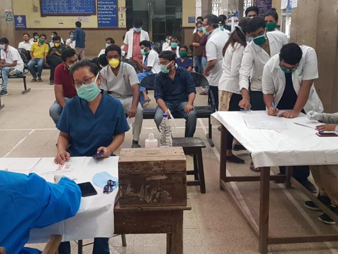 CoronaVirus: Corona positive contact doctor, caretaker screening at Ghati Hospital begins | CoronaVirus : घाटी रुग्णालयात कोरोनाग्रस्तांच्या संपर्कातील डॉक्टर, परिचारिकांची स्क्रिनिंग सुरू CoronaVirus: Corona positive contact doctor, caretaker screening at Ghati Hospital begins | CoronaVirus : घाटी रुग्णालयात कोरोनाग्रस्तांच्या संपर्कातील डॉक्टर, परिचारिकांची स्क्रिनिंग सुरू