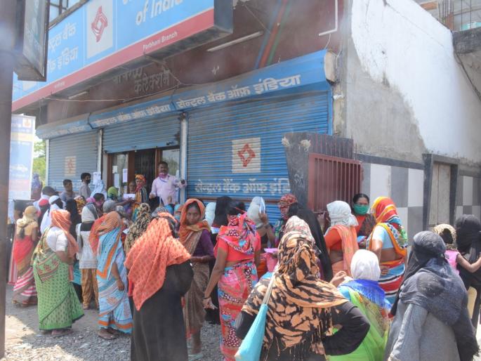 CoronaVirus: Poor Social Distinction; Crowds of citizens on the streets and in front of the bank at Parabhani | CoronaVirus : परभणीत सोशल डिस्टनसिंगचा बोजवारा; रस्त्यांवर अन् बँकेसमोर नागरिकांची गर्दी CoronaVirus: Poor Social Distinction; Crowds of citizens on the streets and in front of the bank at Parabhani | CoronaVirus : परभणीत सोशल डिस्टनसिंगचा बोजवारा; रस्त्यांवर अन् बँकेसमोर नागरिकांची गर्दी