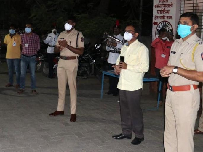 CoronaVirus: The police salute them as they 'exit' from the detachment room in Beed | CoronaVirus : विलगीकरण कक्षातून ‘ते’ बाहेर येताच त्यांना पोलिसांची सलामी CoronaVirus: The police salute them as they 'exit' from the detachment room in Beed | CoronaVirus : विलगीकरण कक्षातून ‘ते’ बाहेर येताच त्यांना पोलिसांची सलामी
