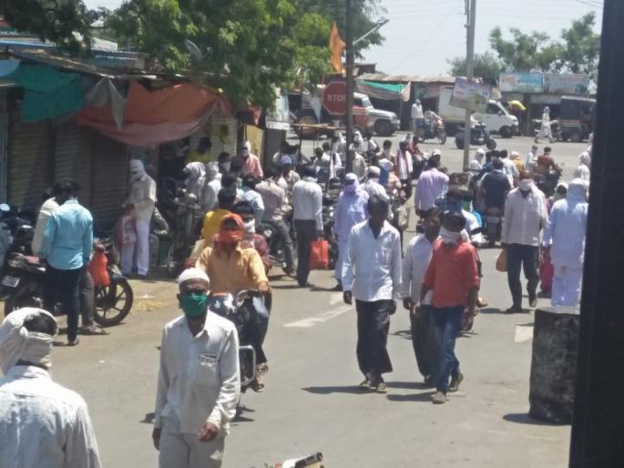 CoronaVirus: social distancing failed in Dharur while curfew free timing | CoronaVirus : धारूरात संचारबंदी शिथील काळात गर्दी वाढली; सोशल डिस्टनसिंगचा बोजबारा CoronaVirus: social distancing failed in Dharur while curfew free timing | CoronaVirus : धारूरात संचारबंदी शिथील काळात गर्दी वाढली; सोशल डिस्टनसिंगचा बोजबारा