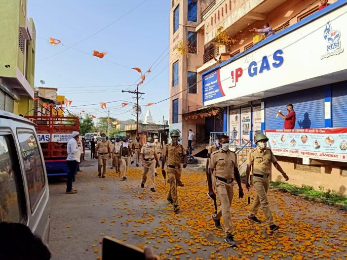 CoronaVirus: appreciation of 'khaki'; Khulatabadkar wore flowers during the police operation | CoronaVirus : 'खाकी'चे कौतुक; पोलीस संचलनादरम्यान खुलताबादकरांनी केली पुष्पवृष्टी CoronaVirus: appreciation of 'khaki'; Khulatabadkar wore flowers during the police operation | CoronaVirus : 'खाकी'चे कौतुक; पोलीस संचलनादरम्यान खुलताबादकरांनी केली पुष्पवृष्टी
