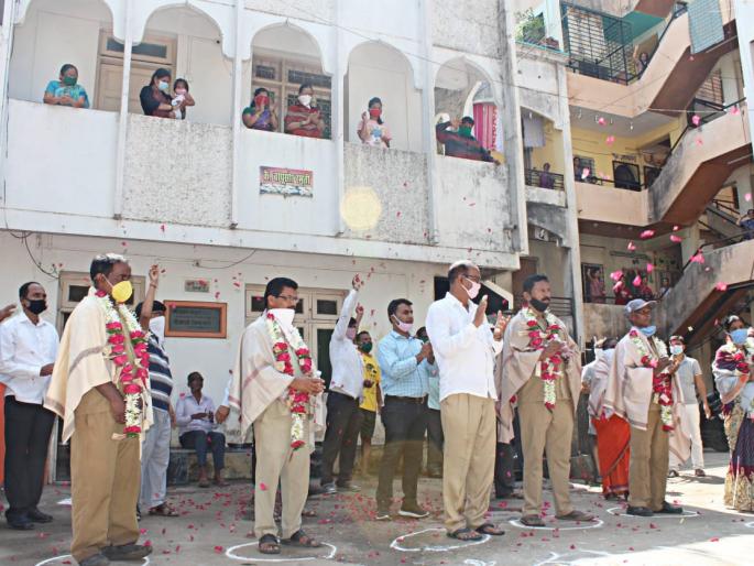 Corona in kolhapur: Kolhapur's fiery homage, floral wreath on cleanliness workers, homage to notes * | Corona in kolhapur :कोल्हापूरकरांचा आगळावेगळा सत्कार, स्वछता कामगारांवर पुष्पवृष्टी, नोटांनी केला सत्कार* Corona in kolhapur: Kolhapur's fiery homage, floral wreath on cleanliness workers, homage to notes * | Corona in kolhapur :कोल्हापूरकरांचा आगळावेगळा सत्कार, स्वछता कामगारांवर पुष्पवृष्टी, नोटांनी केला सत्कार*