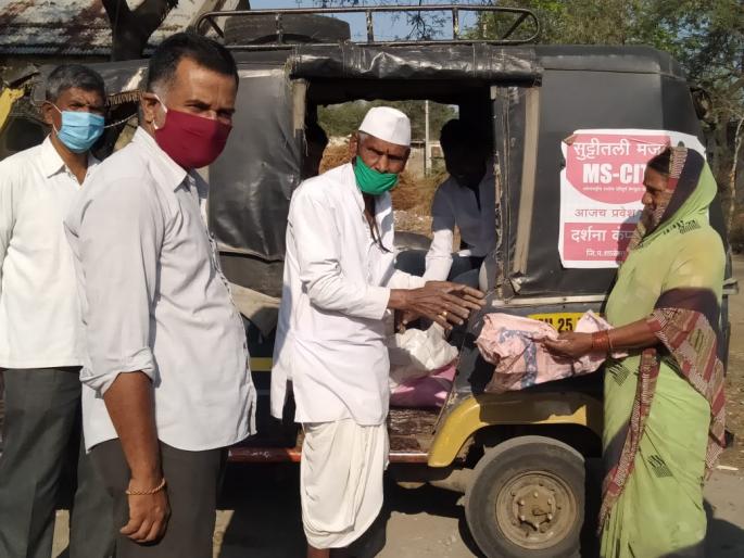CoronaVirus: 70-year-old farmer'स helping hands; Food assistance to 200 poor families at home | CoronaVirus : ७० वर्षीय शेतकऱ्याची आभाळमाया; घरोघरी जाऊन २०० गरीब कुटुंबांना केली अन्नधान्याची मदत CoronaVirus: 70-year-old farmer'स helping hands; Food assistance to 200 poor families at home | CoronaVirus : ७० वर्षीय शेतकऱ्याची आभाळमाया; घरोघरी जाऊन २०० गरीब कुटुंबांना केली अन्नधान्याची मदत