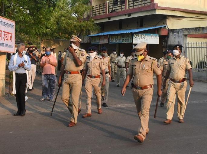 Police flag march in Vardhaman Nagar, Nagpur | नागपुरातील वर्धमाननगरात पोलीसांचा ‘फ्लॅग मार्च’