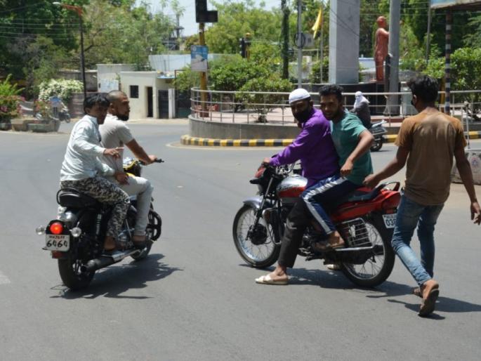 CoronaVirus: Police beat up by youth during investigation in Aurangabad | CoronaVirus : औरंगाबादमध्ये 'खाकी'वर हात; काठी हिसकावून पोलिसांवर हल्ला करणारे टवाळखोर पसार CoronaVirus: Police beat up by youth during investigation in Aurangabad | CoronaVirus : औरंगाबादमध्ये 'खाकी'वर हात; काठी हिसकावून पोलिसांवर हल्ला करणारे टवाळखोर पसार