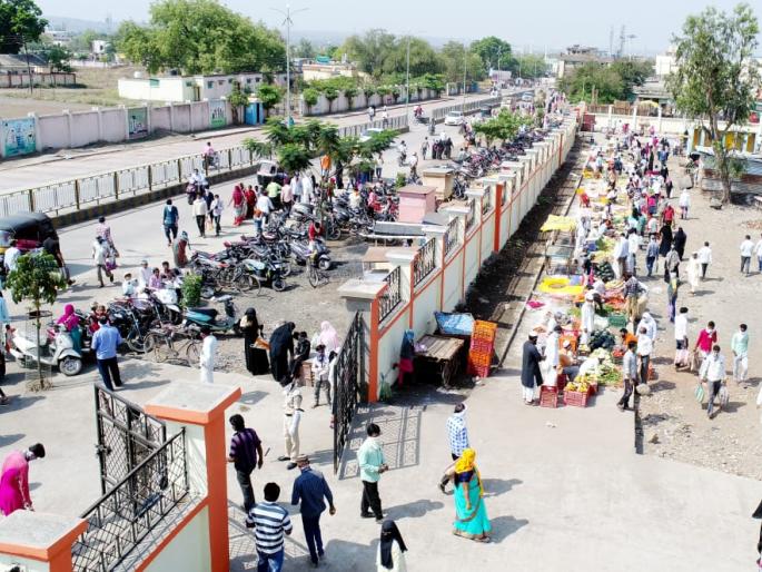 CoronaVirus: Distilling Social Distinction in Hingoli; The growing crowd further frustrated the administration | CoronaVirus : हिंगोलीत सोशल डिस्टनसिंगला तिलांजली; वाढत्या गर्दी पुढे प्रशासन हतबल CoronaVirus: Distilling Social Distinction in Hingoli; The growing crowd further frustrated the administration | CoronaVirus : हिंगोलीत सोशल डिस्टनसिंगला तिलांजली; वाढत्या गर्दी पुढे प्रशासन हतबल