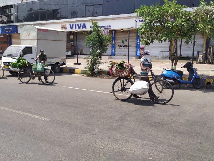 Coronavirus vegetable seller in vasai virar in corona lockdown SSS | Coronavirus : आर्थिक मंदीतून सावरणारी पायपीट...! Coronavirus vegetable seller in vasai virar in corona lockdown SSS | Coronavirus : आर्थिक मंदीतून सावरणारी पायपीट...!