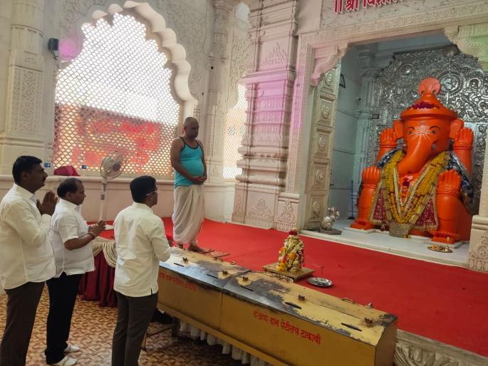 Korona should be eliminated soon, MLA Sangram meets Jagatap's grand Ganapati | कोरोनाचा लवकर नायनाट व्हावा, आमदार संग्राम जगतापांचे विशाल गणपतीला साकडे  Korona should be eliminated soon, MLA Sangram meets Jagatap's grand Ganapati | कोरोनाचा लवकर नायनाट व्हावा, आमदार संग्राम जगतापांचे विशाल गणपतीला साकडे