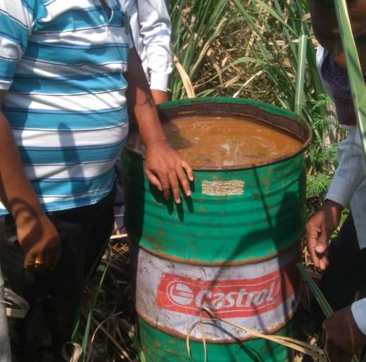 The liquor stock was caught in Sonawadi, the villagers gave chemicals to prepare the liquor | सोनेवाडीत दारूचा साठा पकडला, ग्रामस्थांनी दारु तयार करण्याचे रसायन दिले ओतून  The liquor stock was caught in Sonawadi, the villagers gave chemicals to prepare the liquor | सोनेवाडीत दारूचा साठा पकडला, ग्रामस्थांनी दारु तयार करण्याचे रसायन दिले ओतून