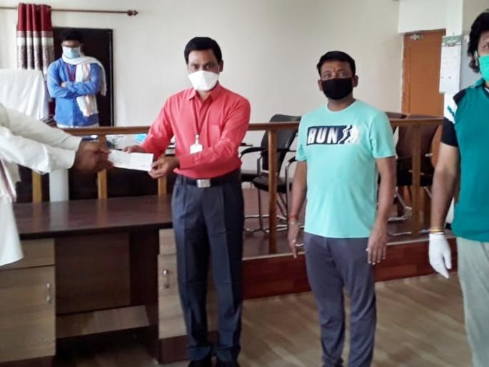 CoronaVirus: The farmer's heart is bigger; 1 lakh Funded to fight against Corona | CoronaVirus : बळीराजाचे मन मोठे; कोरोनाविरुद्ध लढण्यास दिला १ लाखाचा मदत निधी CoronaVirus: The farmer's heart is bigger; 1 lakh Funded to fight against Corona | CoronaVirus : बळीराजाचे मन मोठे; कोरोनाविरुद्ध लढण्यास दिला १ लाखाचा मदत निधी