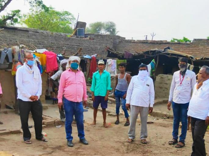 CoronaVirus: Increased lockdown discomfort among outer state laboures; Inspection of camps by tahsil administration | CoronaVirus : लॉकडाऊन वाढल्याने परप्रांतीयांमध्ये अस्वस्थता; तहसील प्रशासनाकडून शिबिरांची पाहणी CoronaVirus: Increased lockdown discomfort among outer state laboures; Inspection of camps by tahsil administration | CoronaVirus : लॉकडाऊन वाढल्याने परप्रांतीयांमध्ये अस्वस्थता; तहसील प्रशासनाकडून शिबिरांची पाहणी