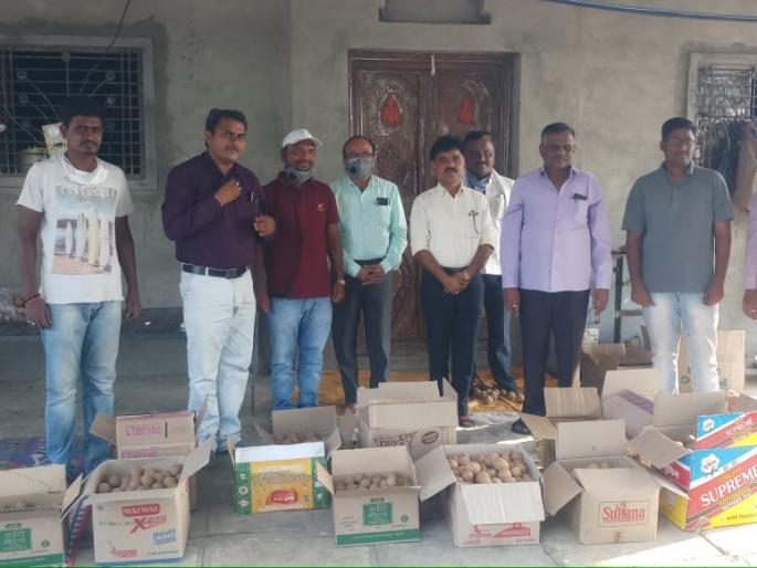 CoronaVirus: Admirable! Farmer opens fruit farm for corona warriors in Lohara | CoronaVirus : कौतुकास्पद ! लोहाऱ्यात कोरोना योद्ध्यांसाठी शेतकऱ्याने खुली केली फळबाग CoronaVirus: Admirable! Farmer opens fruit farm for corona warriors in Lohara | CoronaVirus : कौतुकास्पद ! लोहाऱ्यात कोरोना योद्ध्यांसाठी शेतकऱ्याने खुली केली फळबाग