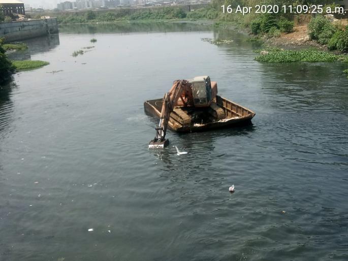 The mithi river are clean; Infection of mosquitoes will be less | मिठी होतेय साफ; डासांचा प्रादुर्भाव होणार कमी The mithi river are clean; Infection of mosquitoes will be less | मिठी होतेय साफ; डासांचा प्रादुर्भाव होणार कमी