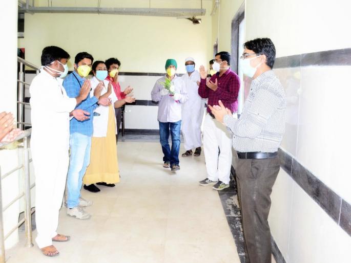 CoronaVirus: Good News for the Hingoli citizens; Corona free patient discharged from hospital | CoronaVirus : हिंगोलीकरांसाठी आनंदाची बातमी; कोरोनामुक्त रुग्णास हॉस्पिटलमधून मिळाली सुटी CoronaVirus: Good News for the Hingoli citizens; Corona free patient discharged from hospital | CoronaVirus : हिंगोलीकरांसाठी आनंदाची बातमी; कोरोनामुक्त रुग्णास हॉस्पिटलमधून मिळाली सुटी