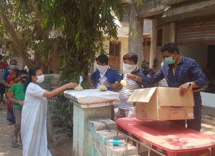 In an hour, the help of the hungry gave 25 thousand rupees | भुकेल्यांसाठी मदतीचा हात तर एका तासांत दिले २५ जणांनी दिले २५ हजार रुपये