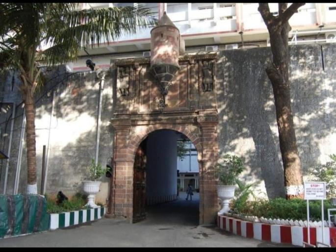 Corona infected with 21 Naval personnel in Mumbai | मुंबईतील नौदलाच्या २१ जवानांना कोरोनाची लागण Corona infected with 21 Naval personnel in Mumbai | मुंबईतील नौदलाच्या २१ जवानांना कोरोनाची लागण