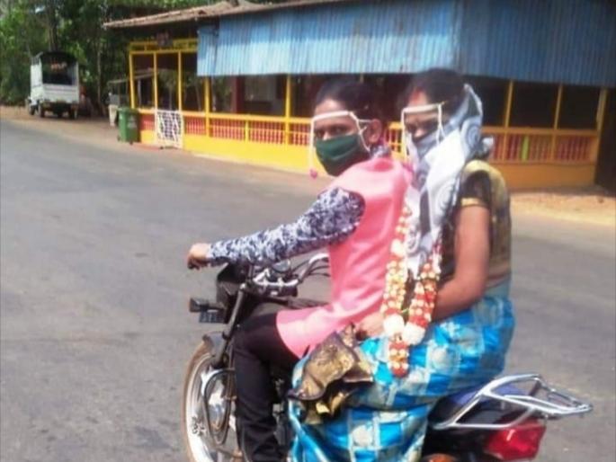 coronavirus: Jara hatke wedding held in lockdown in Sawantwadi BKP | coronavirus : लग्नाची वरात, बाईकवरून घरात; लॉकडाऊनमध्येच संपन्न झाला हटके विवाहसोहळा coronavirus: Jara hatke wedding held in lockdown in Sawantwadi BKP | coronavirus : लग्नाची वरात, बाईकवरून घरात; लॉकडाऊनमध्येच संपन्न झाला हटके विवाहसोहळा