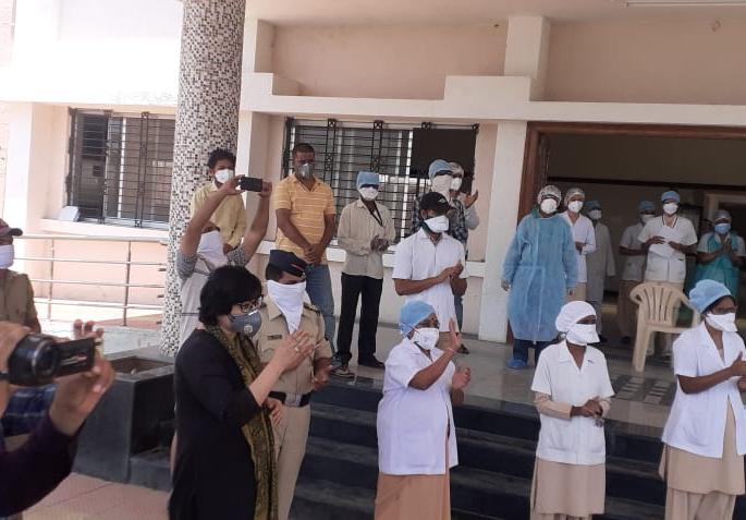 Coronavirus: Pleasant .. Five more in the buldhana beat Corona | Coronavirus : सुखद..बुलडाण्यातील आणखी पाच जणांची कोरोनावर मात Coronavirus: Pleasant .. Five more in the buldhana beat Corona | Coronavirus : सुखद..बुलडाण्यातील आणखी पाच जणांची कोरोनावर मात