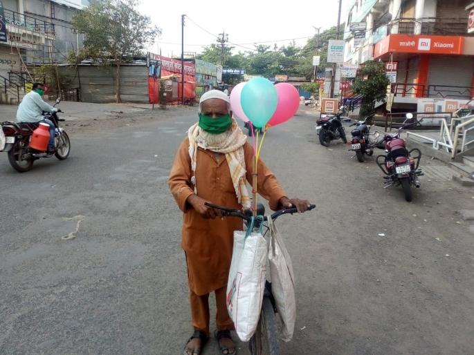 CoronaVirus: The corona virus destroys Irshadbhai's balloon business | CoronaVirus : 'ये आफत नही थी तब अच्छा था'; इर्शादभाईंच्या फुग्याला कोरोनाची टाचणी CoronaVirus: The corona virus destroys Irshadbhai's balloon business | CoronaVirus : 'ये आफत नही थी तब अच्छा था'; इर्शादभाईंच्या फुग्याला कोरोनाची टाचणी