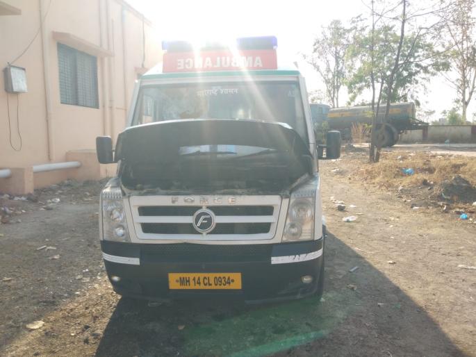 Shocking! In Ashti Efforts to burn ambulance by relatives of pregnant woman | धक्कादायक ! आष्टीत गर्भवती महिलेच्या नातेवाईकांकडून रुग्णवाहिका जाळण्याचा प्रयत्न