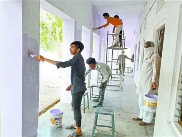 coronavirus: migreat workers colored & renew the school, there they stay BKP | coronavirus : गावाने ज्या शाळेत आसरा दिला, मजुरांनी कौशल्य दाखवत तिचा चेहरामोहरा बदलला coronavirus: migreat workers colored & renew the school, there they stay BKP | coronavirus : गावाने ज्या शाळेत आसरा दिला, मजुरांनी कौशल्य दाखवत तिचा चेहरामोहरा बदलला