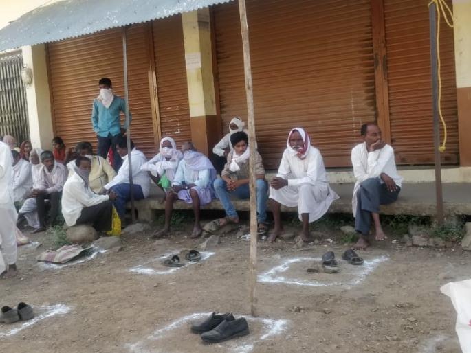 CoronaVirus: Slipper-boots for social distancing; Customers gathered and chatted near bank | CoronaVirus : सोशल डिस्टनसिंगचा फज्जा!मार्किंगमध्ये ठेवून चप्पल-बूट यांनी जमवलाय बाजूलाच गप्पांचा फड CoronaVirus: Slipper-boots for social distancing; Customers gathered and chatted near bank | CoronaVirus : सोशल डिस्टनसिंगचा फज्जा!मार्किंगमध्ये ठेवून चप्पल-बूट यांनी जमवलाय बाजूलाच गप्पांचा फड
