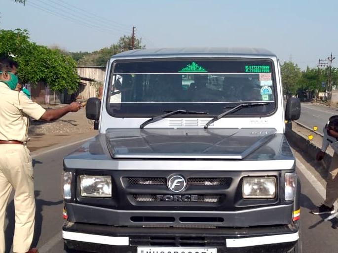 CoronaVirus: Thrilling! The police caught the jeep passing through the blockade in a filmy style | CoronaVirus : थरारक ! नाकाबंदी भेदून सुसाट निघालेल्या जीपला पोलिसांनी फिल्मी स्टाईल पकडले CoronaVirus: Thrilling! The police caught the jeep passing through the blockade in a filmy style | CoronaVirus : थरारक ! नाकाबंदी भेदून सुसाट निघालेल्या जीपला पोलिसांनी फिल्मी स्टाईल पकडले
