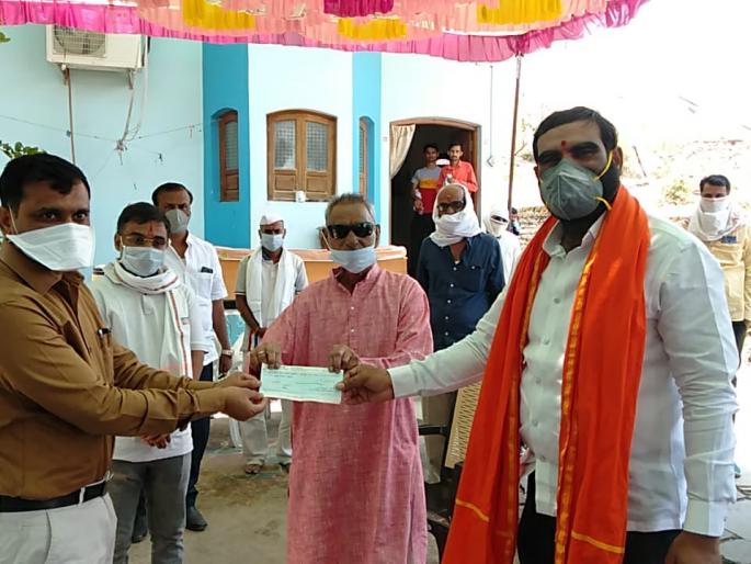 CoronaVirus: Admirable! 1 lakh assistance to CM Assistance Fund by avoiding post- death program expenses | CoronaVirus : कौतुकास्पद ! मरणोत्तर विधीचा खर्च टाळून मुख्यमंत्री सहाय्यता निधीला १ लाखाची मदत CoronaVirus: Admirable! 1 lakh assistance to CM Assistance Fund by avoiding post- death program expenses | CoronaVirus : कौतुकास्पद ! मरणोत्तर विधीचा खर्च टाळून मुख्यमंत्री सहाय्यता निधीला १ लाखाची मदत